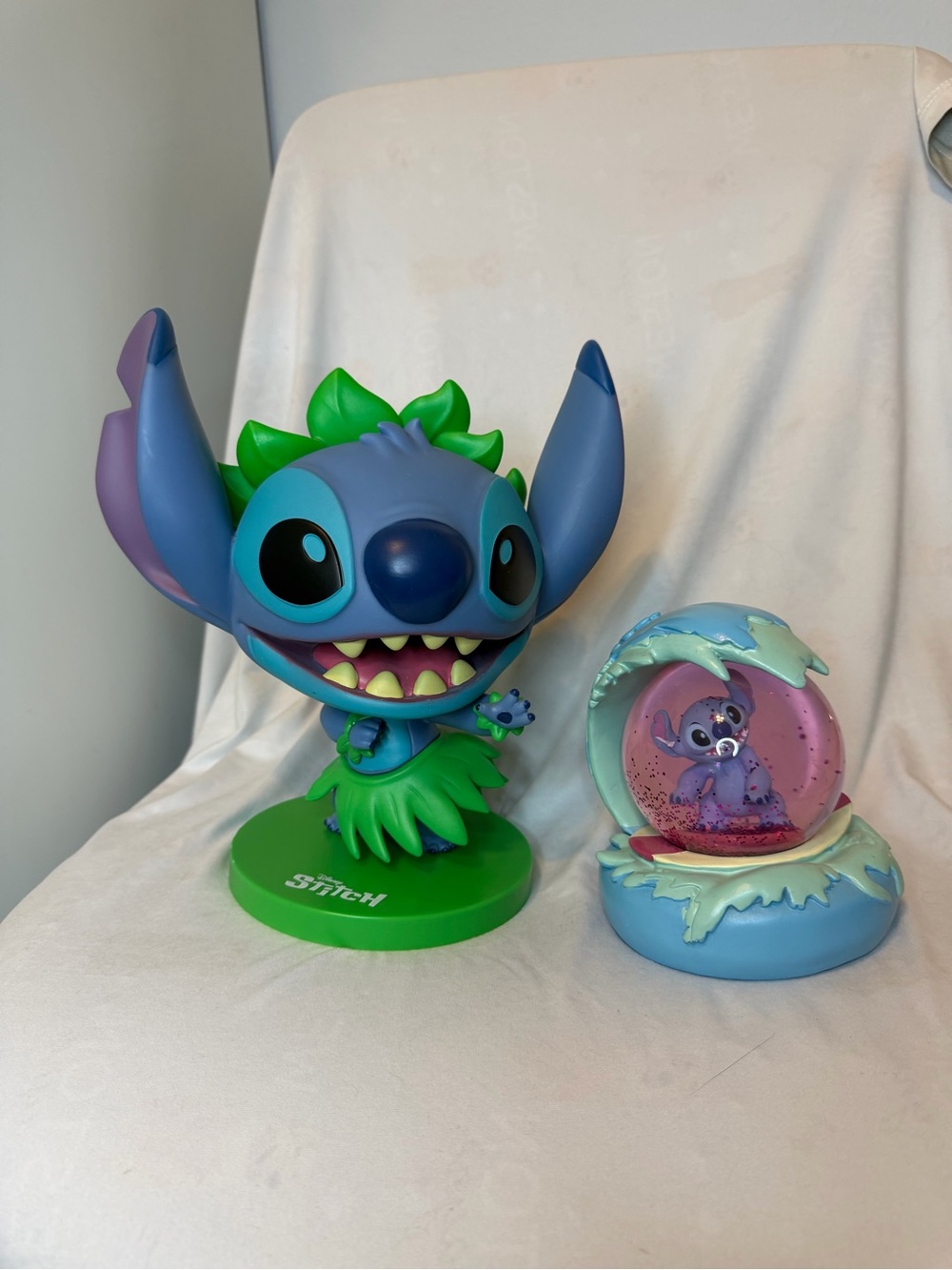 Disney Stitch Collectible Bundle – Hula Stitch Figure & Glitter Snow Globe